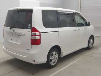 TOYOTA NOAH 2011 Image 2