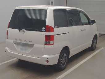 TOYOTA NOAH 2006 Image 2