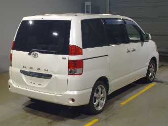 TOYOTA NOAH 2005 Image 2