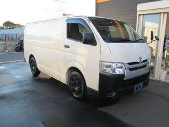 TOYOTA HIACE 2015 Image 7