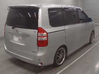 TOYOTA NOAH 2010 Image 2