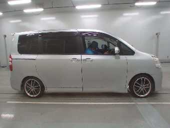 TOYOTA NOAH 2010 Image 3