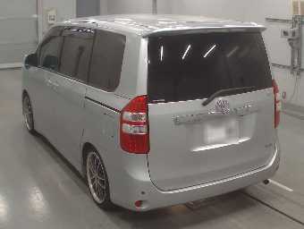 TOYOTA NOAH 2010 Image 4