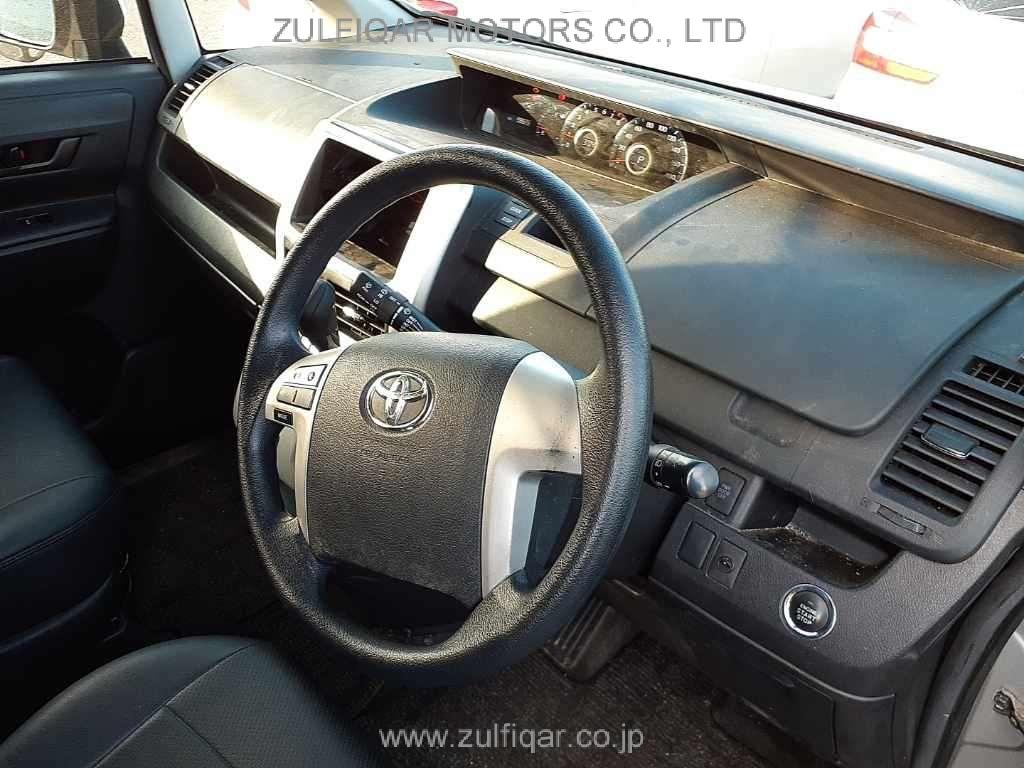 TOYOTA NOAH 2010 Image 7