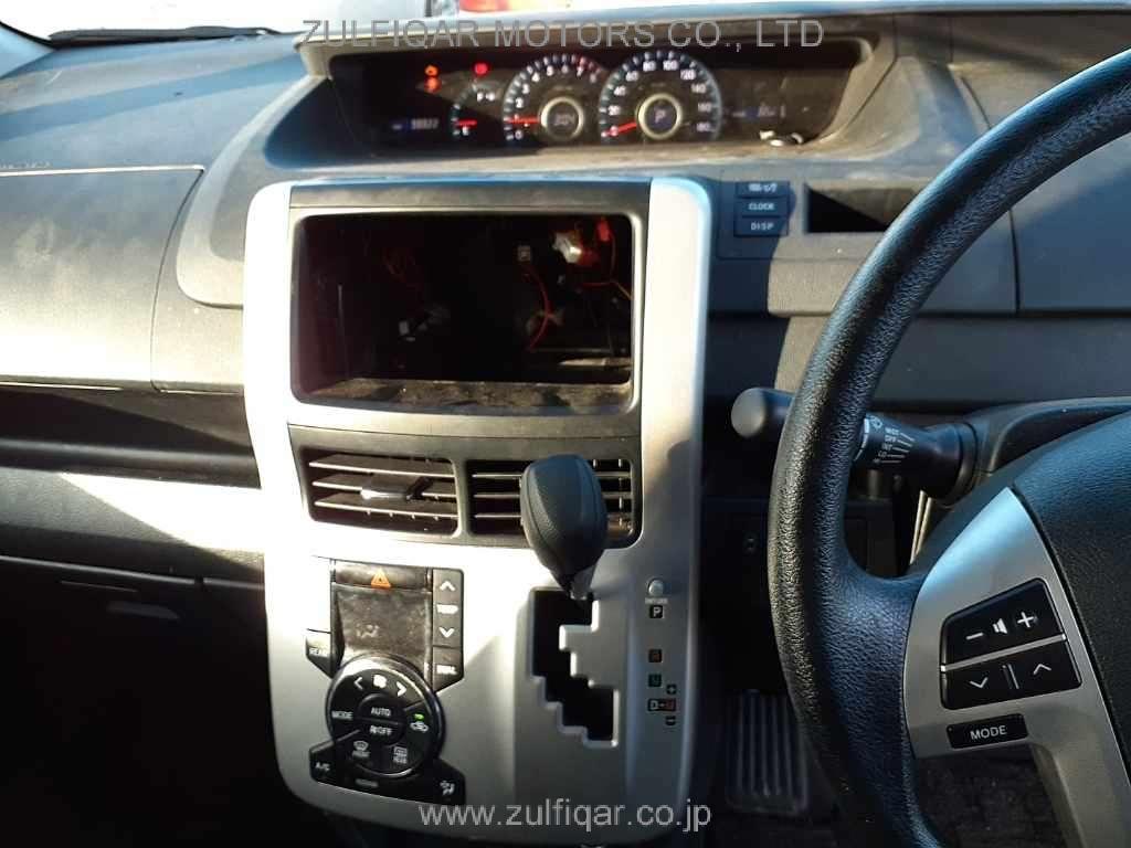 TOYOTA NOAH 2010 Image 9