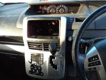 TOYOTA NOAH 2010 Image 7