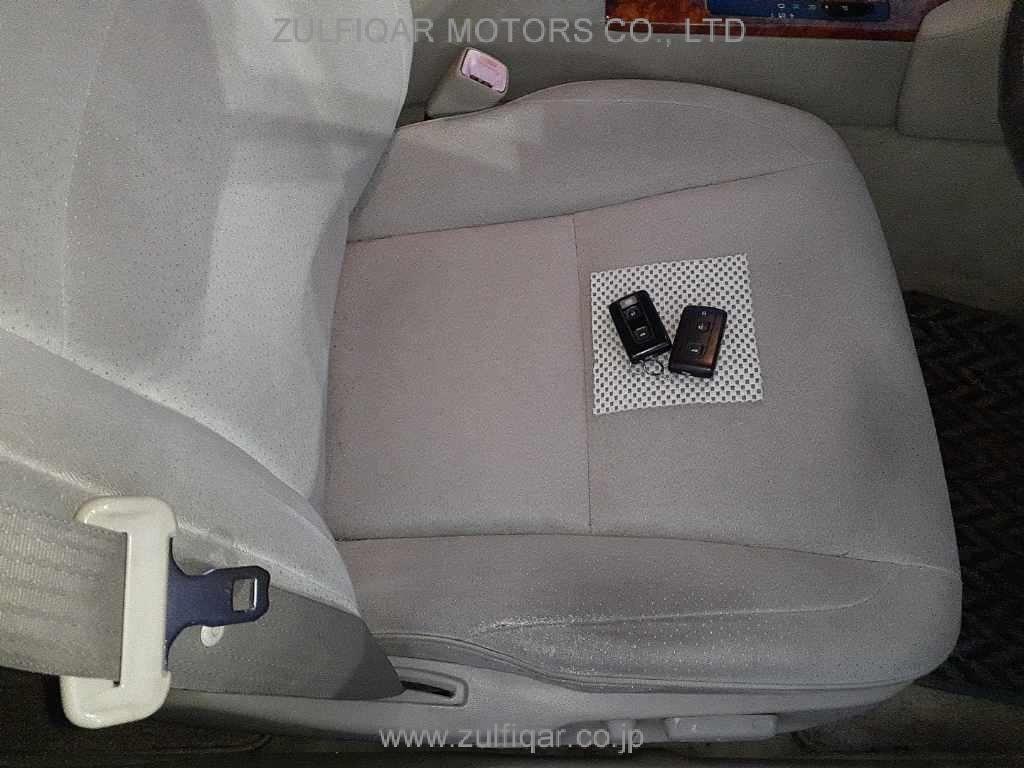 TOYOTA CROWN 2004 Image 8