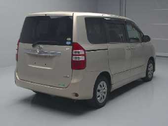 TOYOTA NOAH 2010 Image 2