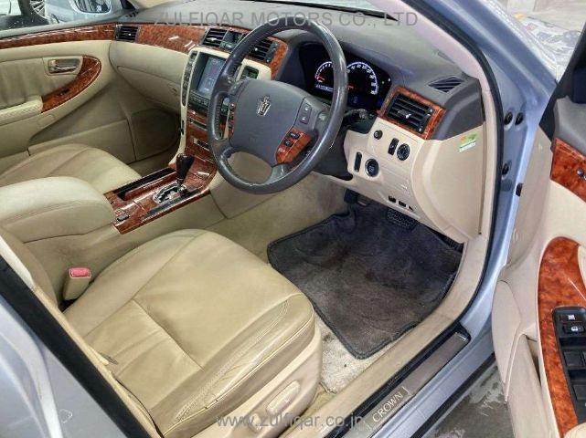 TOYOTA CROWN 2004 Image 3