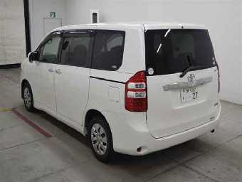 TOYOTA NOAH 2011 Image 2