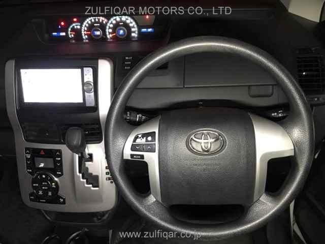 TOYOTA NOAH 2011 Image 7