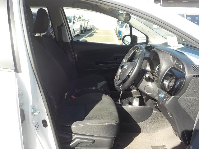 TOYOTA VITZ 2017 Image 21