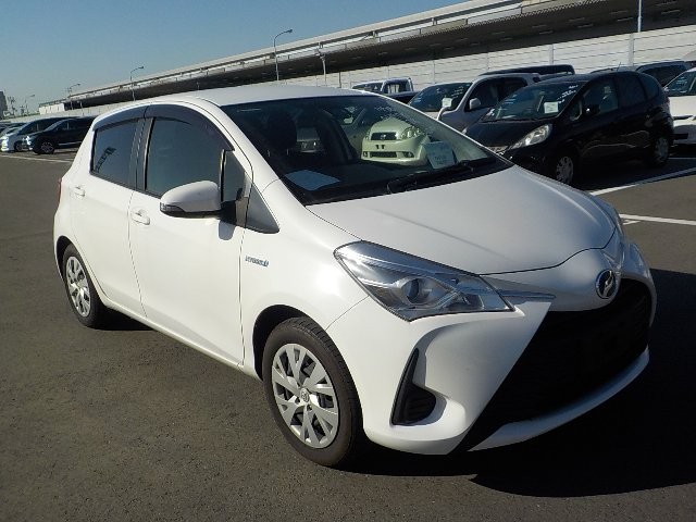 TOYOTA VITZ 2017 Image 25