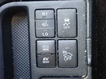 TOYOTA VITZ 2017 Image 9