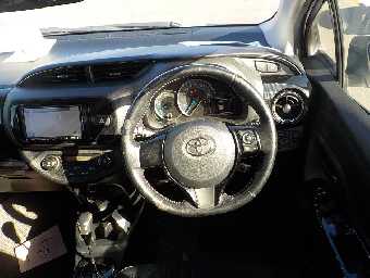 TOYOTA VITZ 2017 Image 10