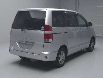 TOYOTA NOAH 2005 Image 2