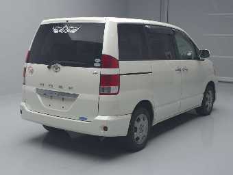 TOYOTA NOAH 2006 Image 2