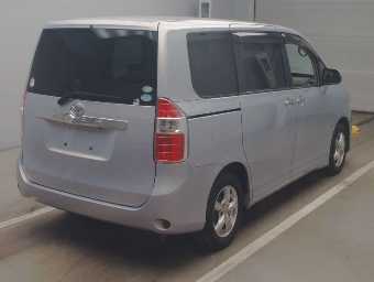 TOYOTA NOAH 2010 Image 2