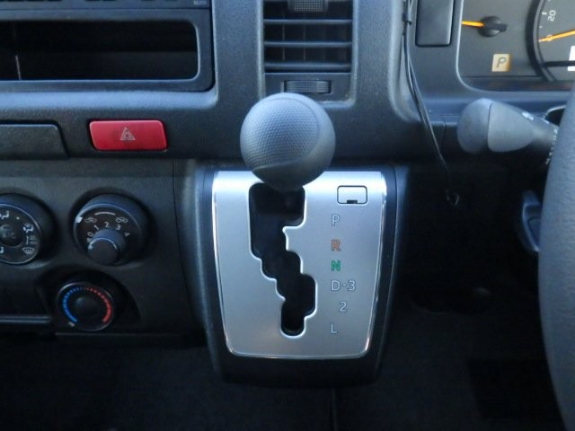 TOYOTA HIACE 2014 Image 20