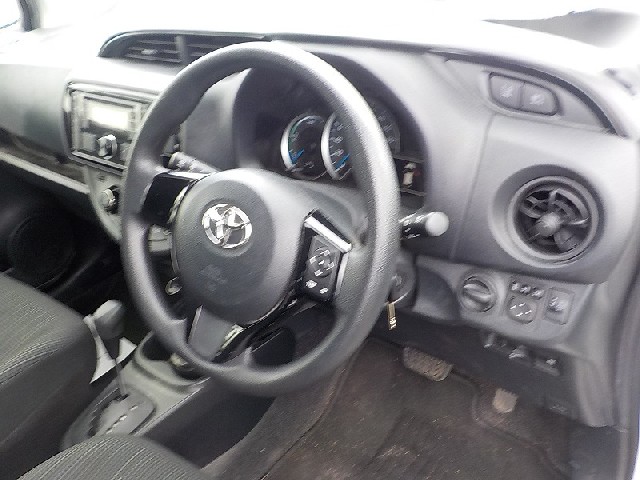 TOYOTA VITZ 2019 Image 20