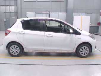 TOYOTA VITZ 2019 Image 3
