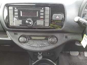 TOYOTA VITZ 2019 Image 9