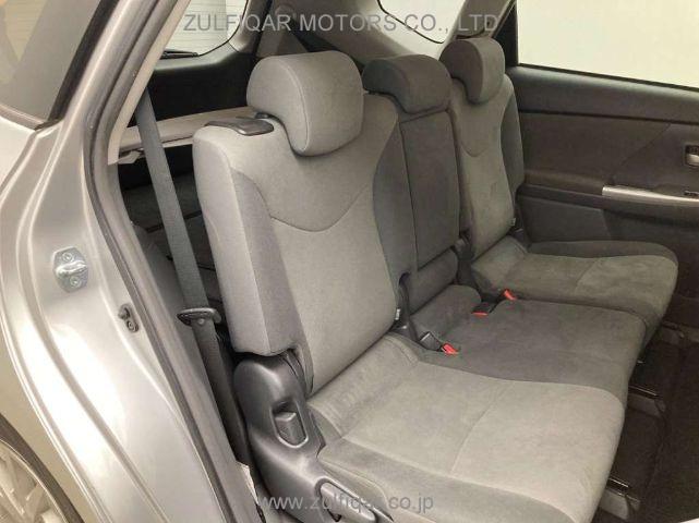 TOYOTA PRIUS ALPHA 2013 Image 7