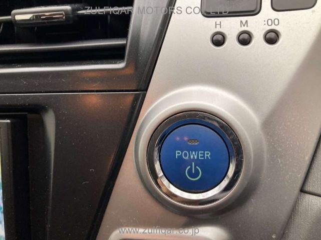 TOYOTA PRIUS ALPHA 2013 Image 8