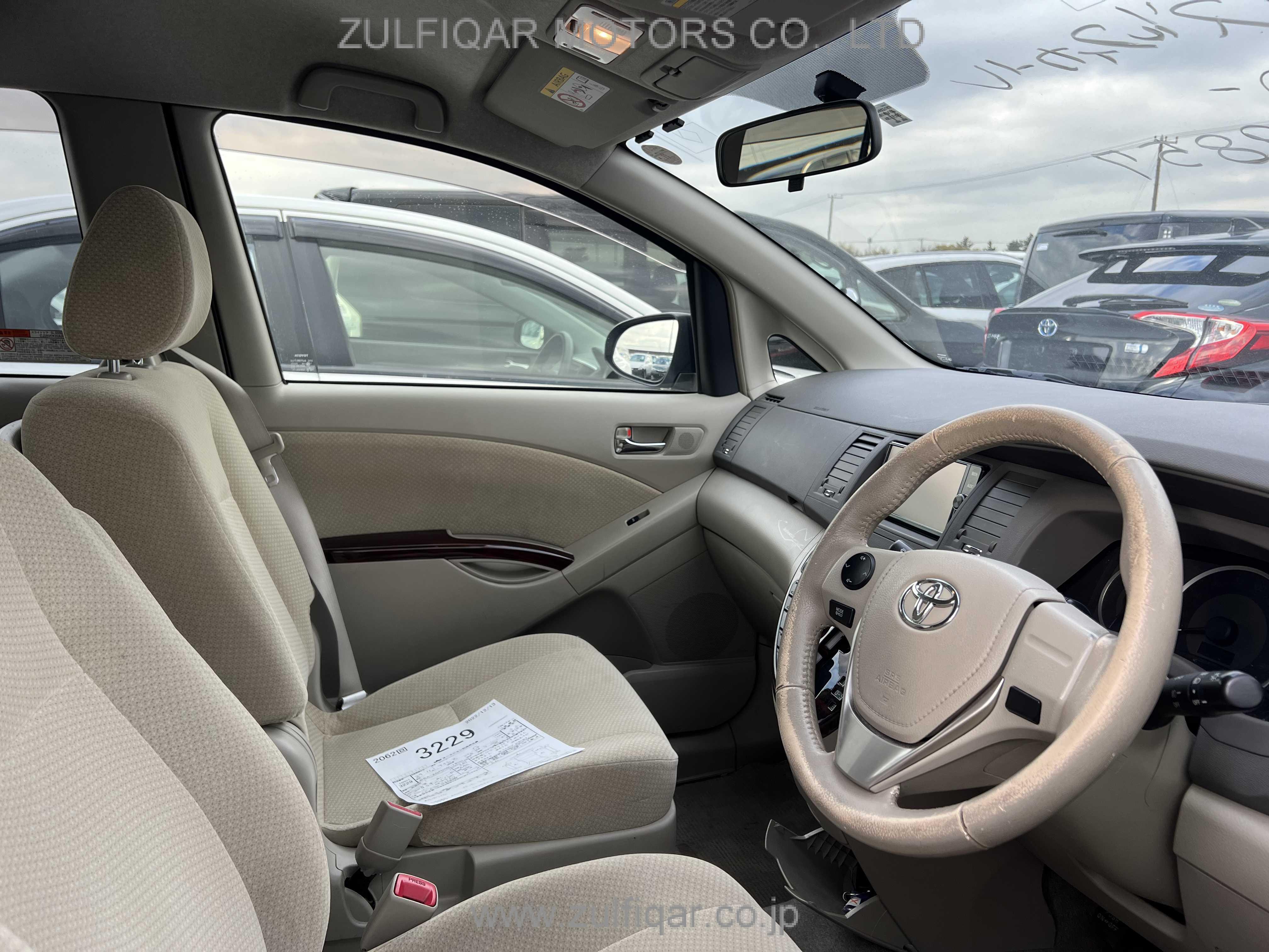 TOYOTA ISIS 2017 Image 5