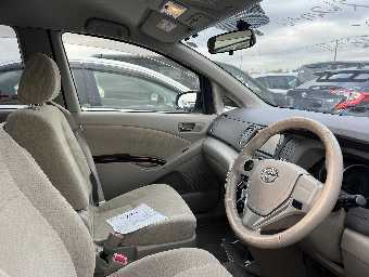 TOYOTA ISIS 2017 Image 4