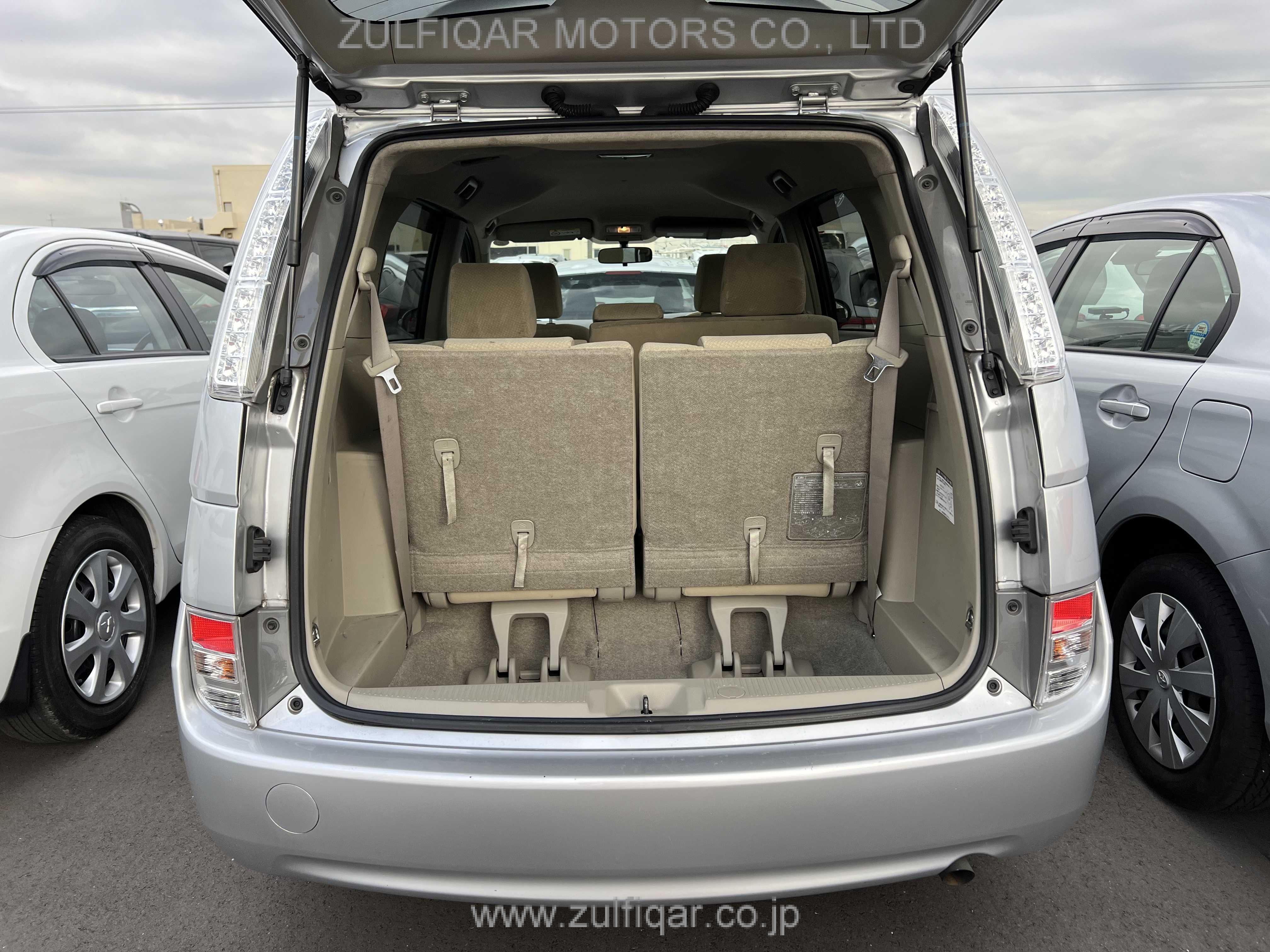 TOYOTA ISIS 2017 Image 8