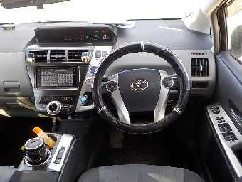 TOYOTA PRIUS ALPHA 2012 Image 4