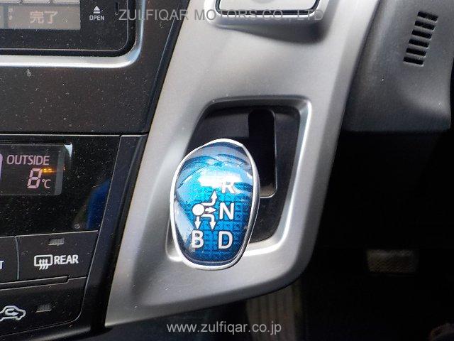 TOYOTA PRIUS ALPHA 2012 Image 6