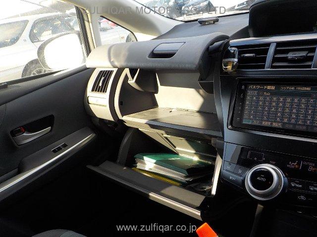 TOYOTA PRIUS ALPHA 2012 Image 7