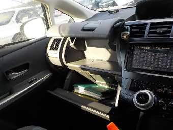 TOYOTA PRIUS ALPHA 2012 Image 7