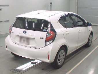 TOYOTA AQUA 2017 Image 2