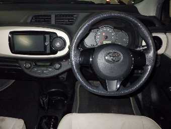 TOYOTA VITZ 2013 Image 6