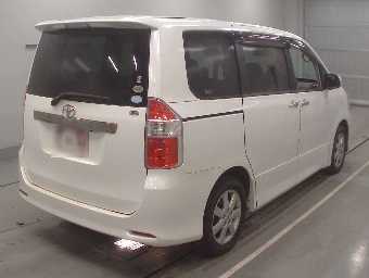 TOYOTA NOAH 2009 Image 2