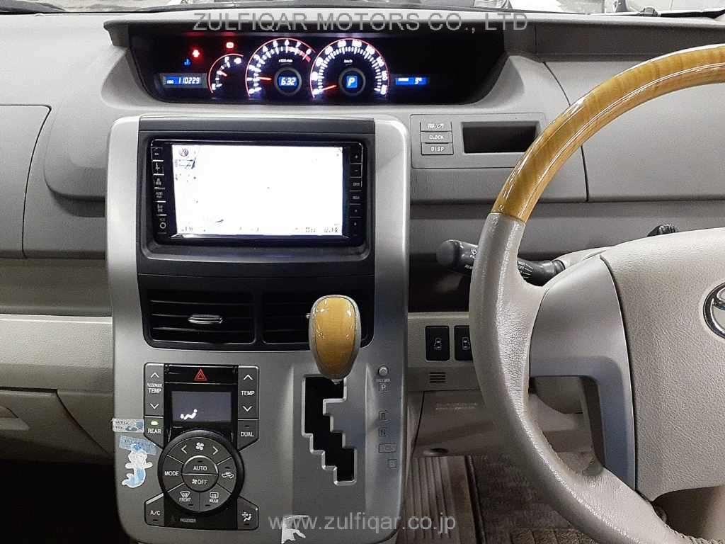 TOYOTA NOAH 2009 Image 9