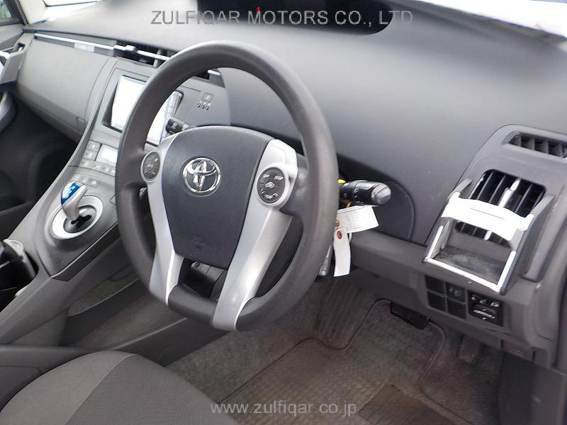 TOYOTA PRIUS 2011 Image 4