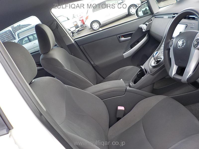 TOYOTA PRIUS 2011 Image 8