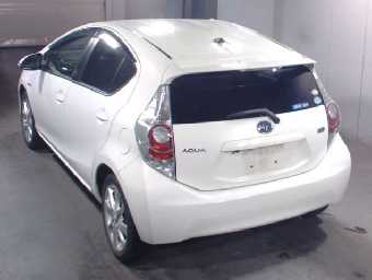 TOYOTA AQUA 2014 Image 2