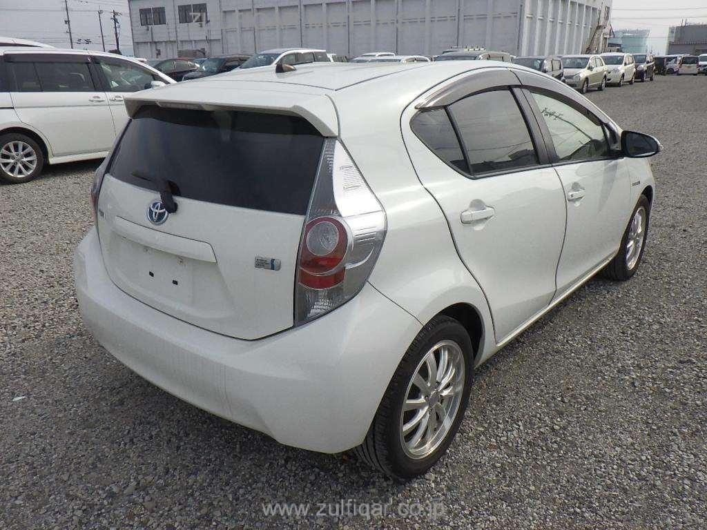 TOYOTA AQUA 2012 Image 2