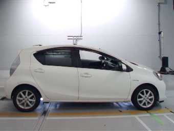 TOYOTA AQUA 2012 Image 3