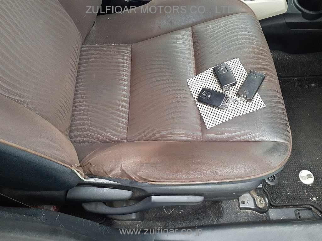 TOYOTA AQUA 2012 Image 8