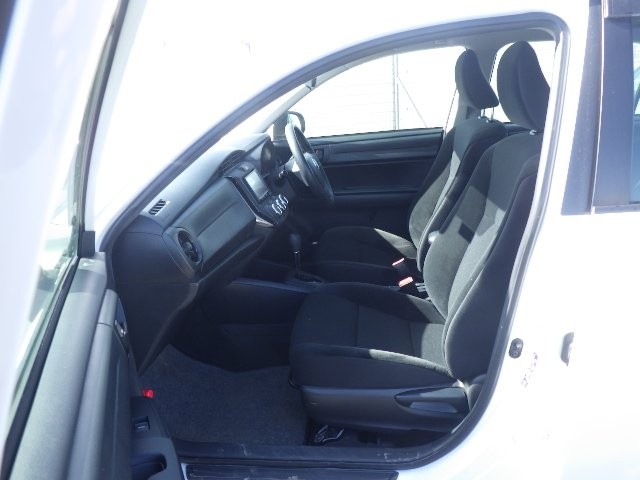 TOYOTA COROLLA AXIO 2018 Image 23