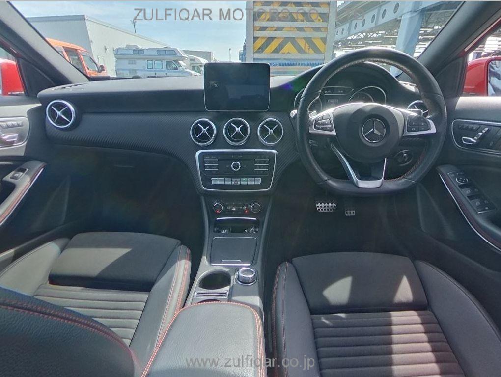 MERCEDES BENZ A CLASS 2018 Image 3