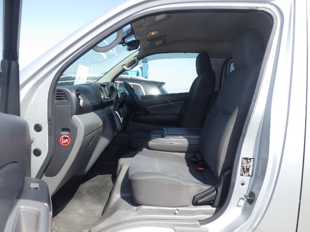 NISSAN NV350 CARAVAN 2018 Image 30