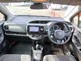 TOYOTA VITZ 2018 Image 8