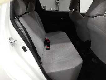 TOYOTA VITZ 2011 Image 10